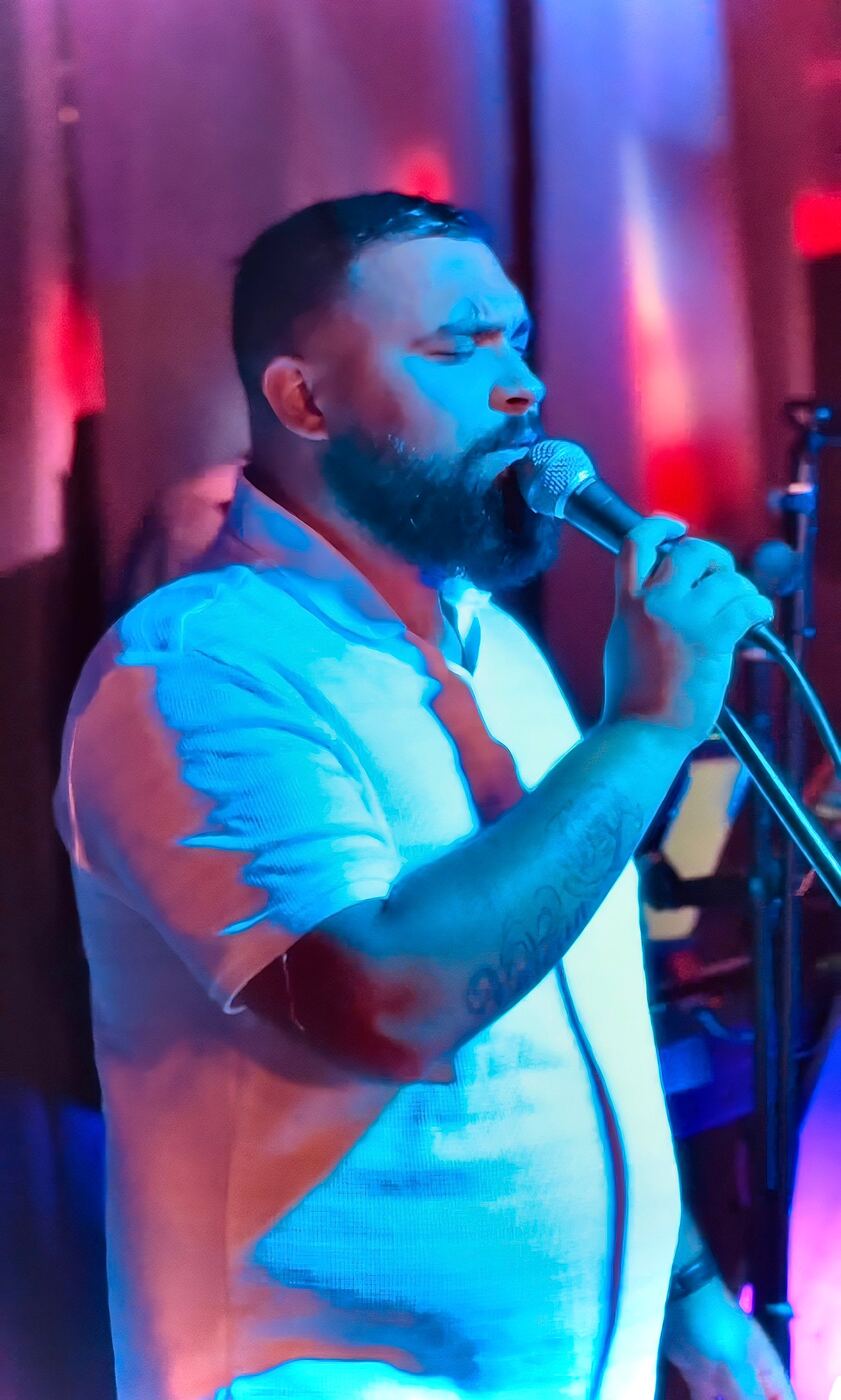 Chanteur au micro sous lumière bleue
