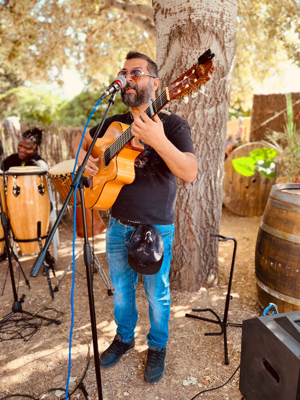 Chanteur guitariste avec percussions