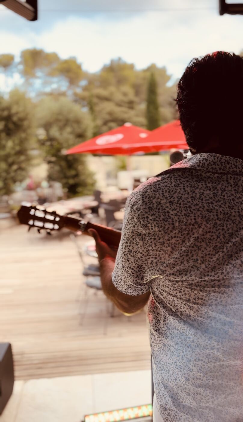 Concert en terrasse, parasols rouges
