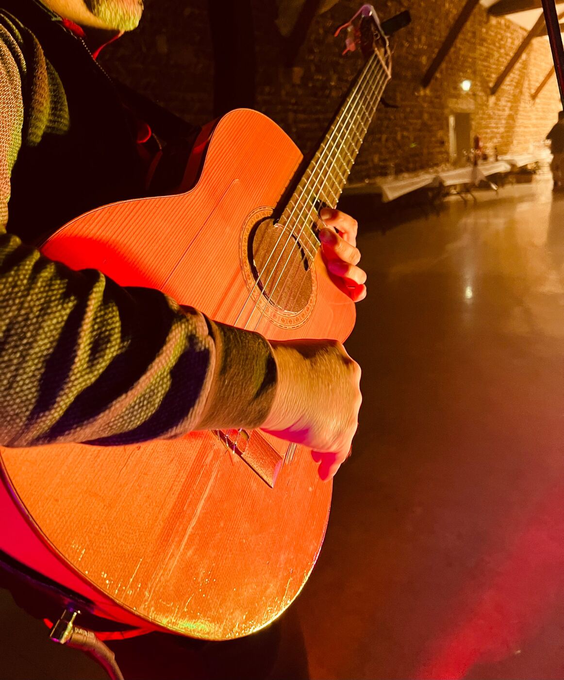 Guitare flamenca sous lumière rouge