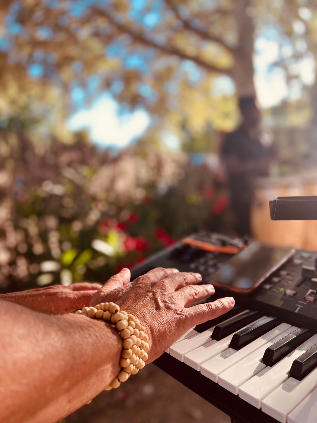 Mains sur le clavier en plein air